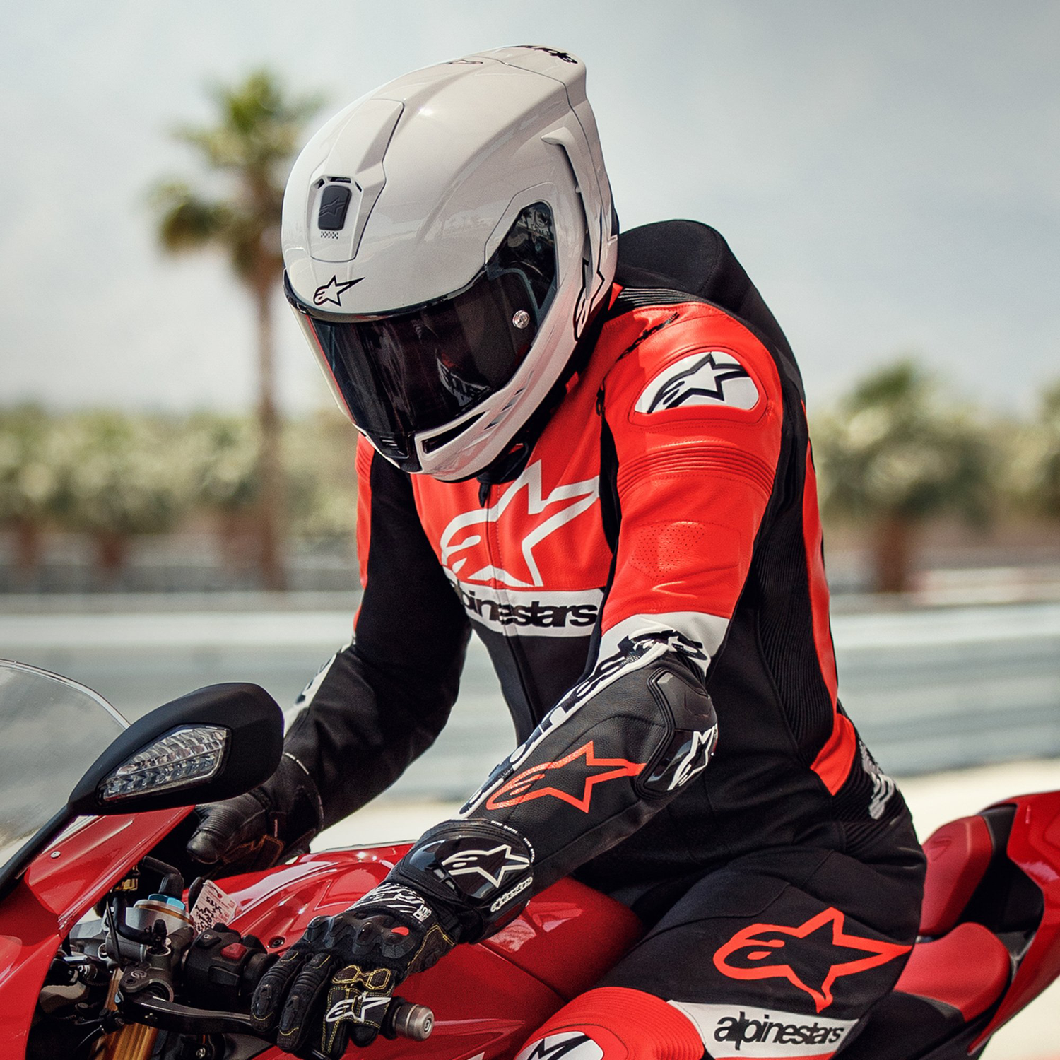 Alpinestars Supertech R10 Motorcycle Helmet - Solid Gloss White/Matt Black Alpinestars Supertech R10 Motorcycle Helmet - Solid Gloss White/Matt Black